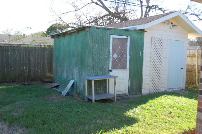 Building Photo - 115 Barracuda Ave