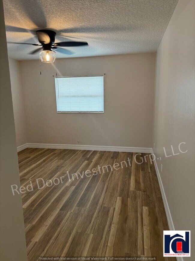 Building Photo - Renovated Spacious 2/2~w/All-in One Washer...