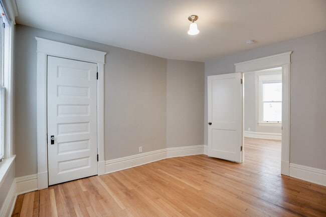 Building Photo - 4BD 2BA House. Refurbished, large house, great location available JUNE 1ST.