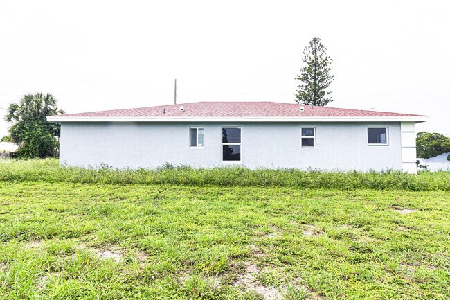 Building Photo - 163 W Blue Heron Blvd