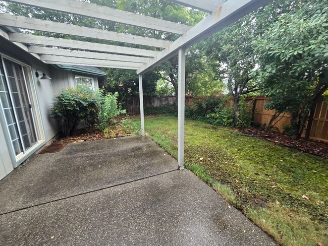 Building Photo - 3 bed 2 bath Home for Rent in Grants Pass