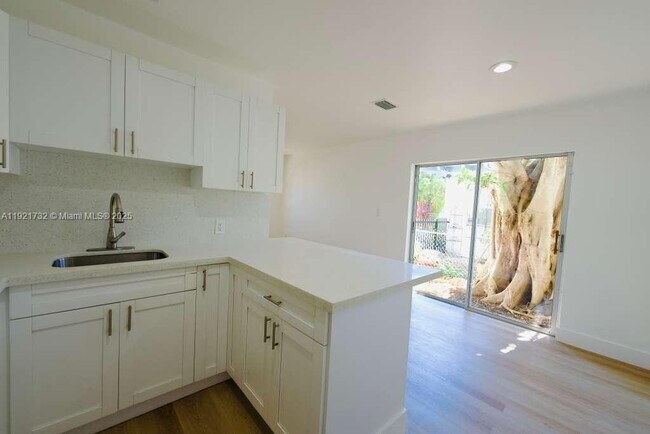 Building Photo - 11316 Peachtree Dr