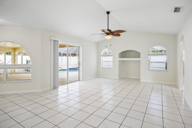 Building Photo - Palm Harbor Pool Home
