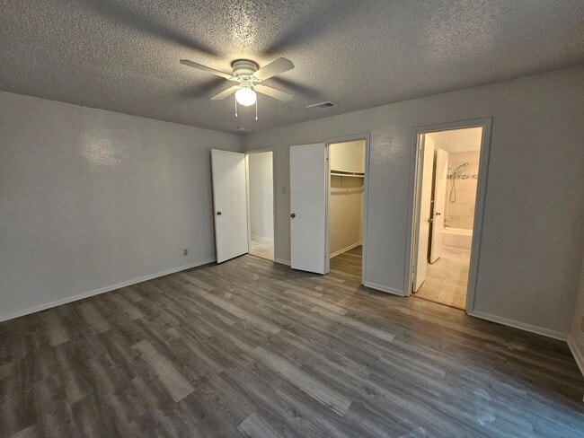 Building Photo - Beautifully Renovated 2-Bedroom Half Duple...