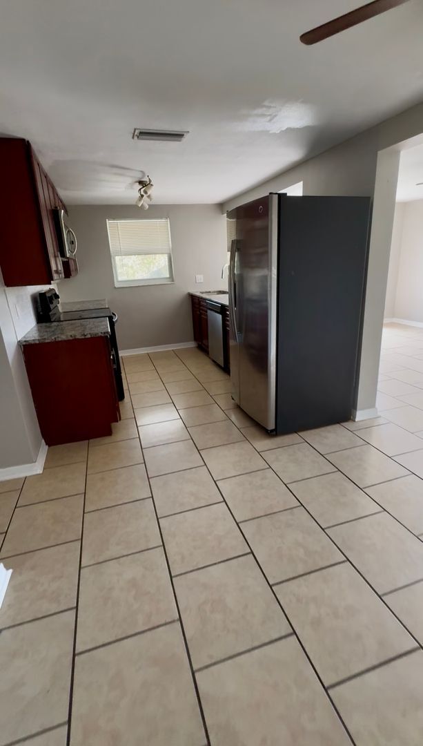 Building Photo - Lovely 3 Bed 2.5 Bath w/ Den and 2 Car Garage