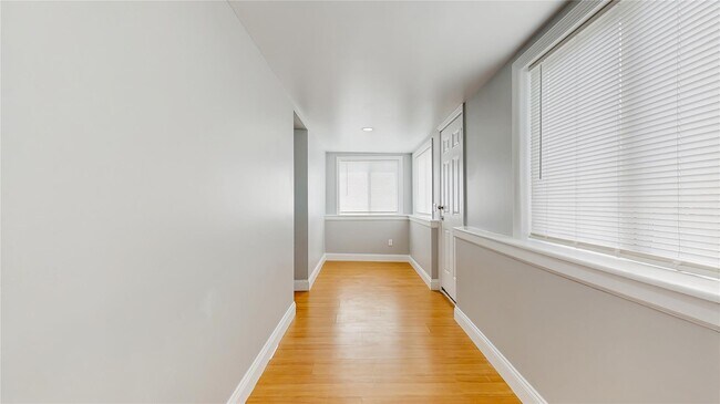 Building Photo - 5 Aqueduct St