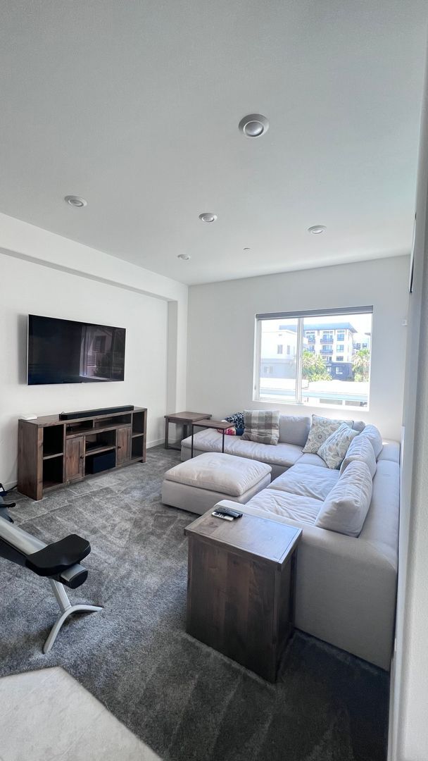 Building Photo - Beautiful furnished 4 bedroom Townhouse!