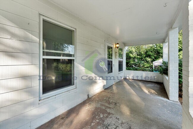 Building Photo - Remodeled 3BR + Flex Room | Steps from Leo...