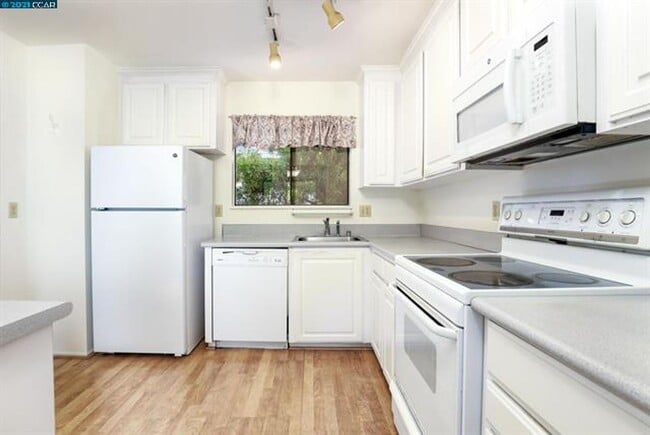 Building Photo - 3 bedroom 2.5 bathroom townhome w/ 1 car garage in desirable Pleasant Hill neighborhood.