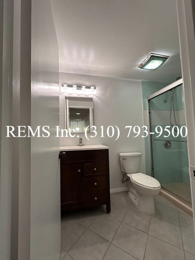 Building Photo - Remodeled Townhome with Garage and Laundry...