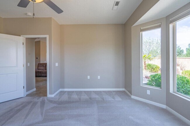 Building Photo - Bright & Beautiful 2 Bedroom Home in Sun R...