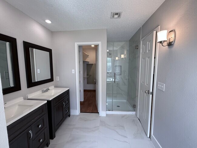 Building Photo - 4006 Cedar Ridge Ct