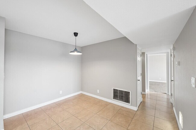 Building Photo - 540 N May