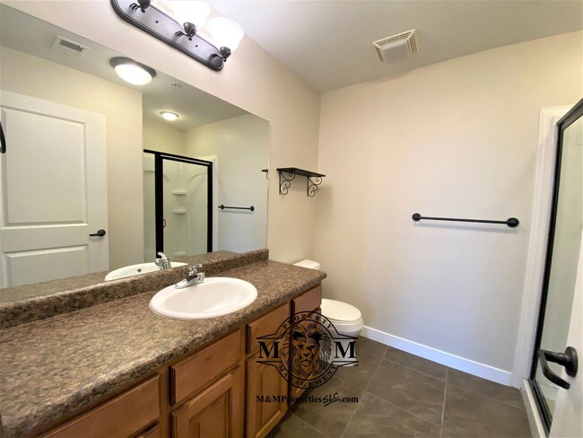 Building Photo - Beautiful Top Floor 2 Bed 2 Bath Condo in ...