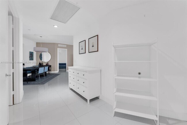 Building Photo - 15811 Collins Ave