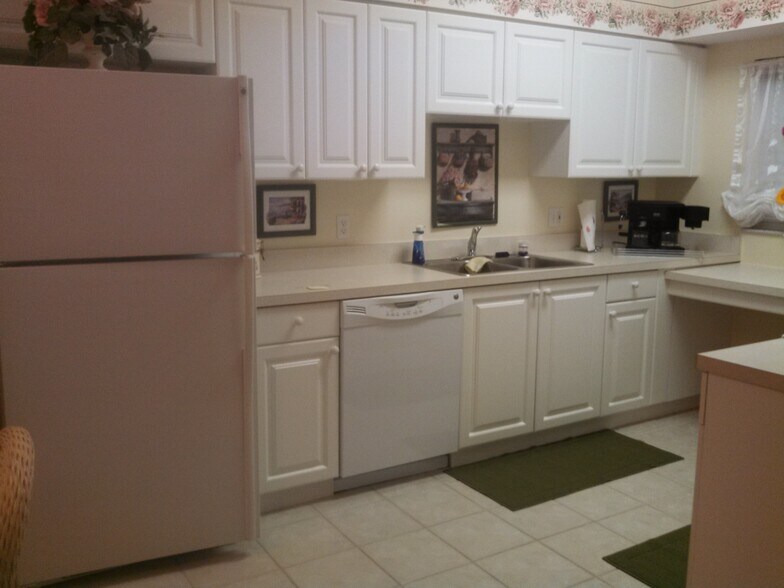 Building Photo - 4220 Central Sarasota Pky