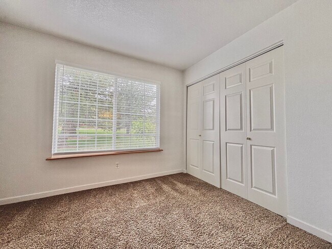 Building Photo - Charming Main floor 2 bed, 2 bath Condo