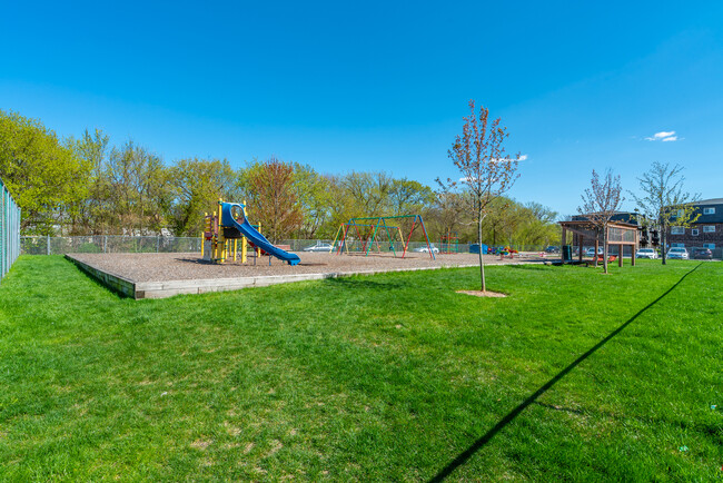 Building Photo - 9405 Bay Colony Dr