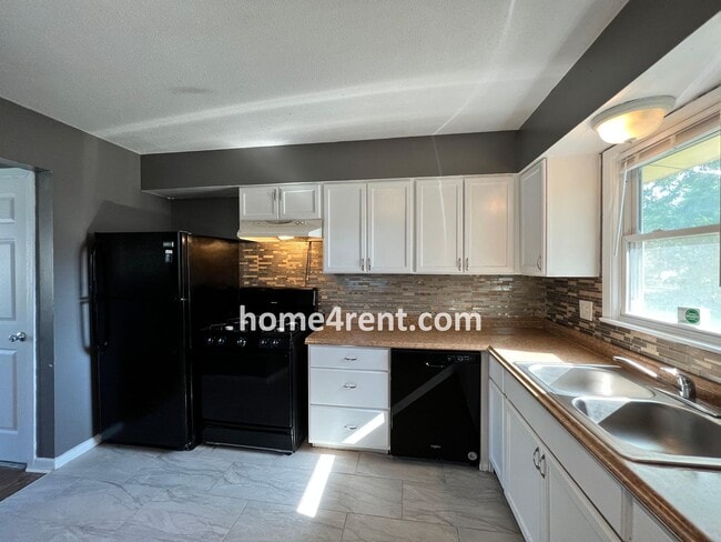 Building Photo - Attractive Lee's Summit Half Duplex w/ Lots of Natural Light and Spacious Bedrooms!