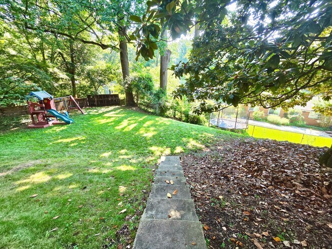 Building Photo - Lovely 4 BR/2 BA Single-Family Home in Sil...