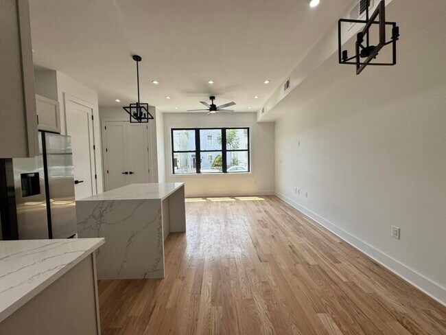 Building Photo - 170 Griffith St