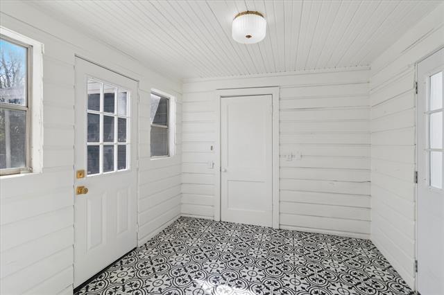 Building Photo - 602 W Pecan St