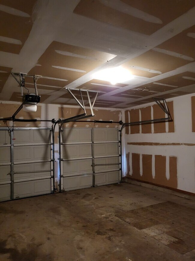 Building Photo - 6411 Clear Pool Dr