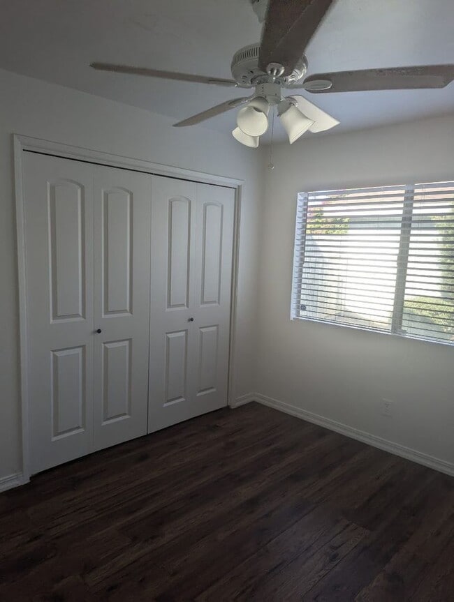 Building Photo - Clean 2 Bedroom / 1 Bathroom Apartment For Lease - Front Unit
