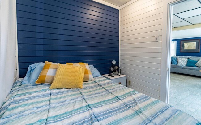 Building Photo - 1017 S Shore Dr