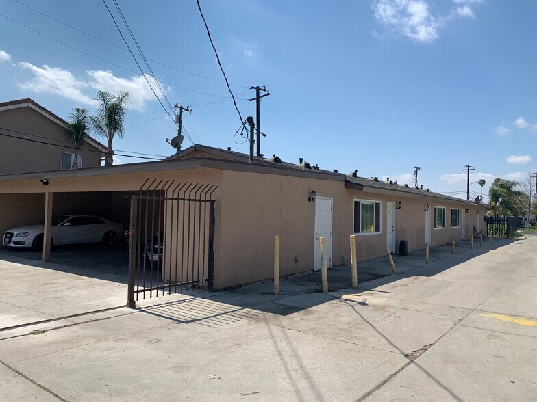 LAUDRY ROOM NEXTS TO GARAGE - 426 N Parkside Dr