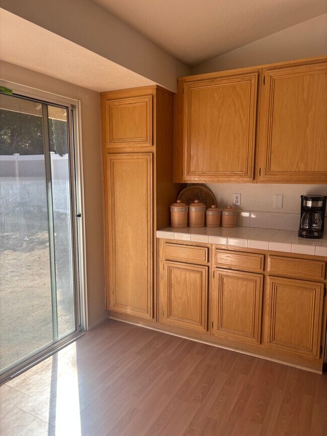 Building Photo - 4-BedroomSpacious Home