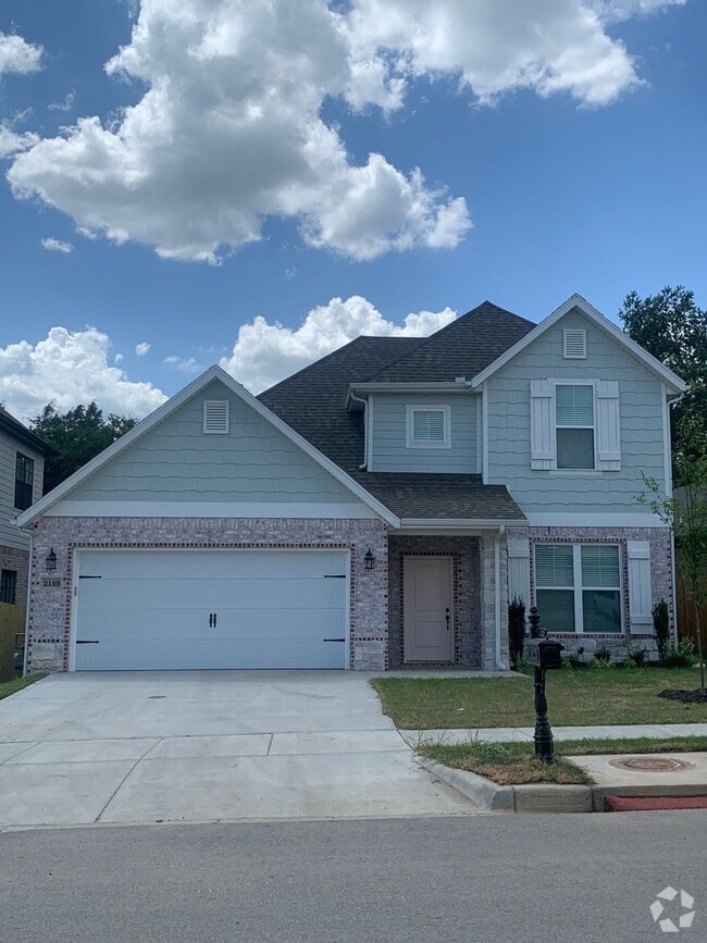Building Photo - Like New Four Bedroom Three Bath in NW Fay...