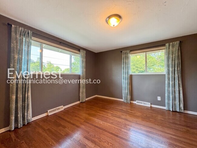 Building Photo - 4-Bed/2-Bath House Charming Home with Fenced Yard/ Available Now!
