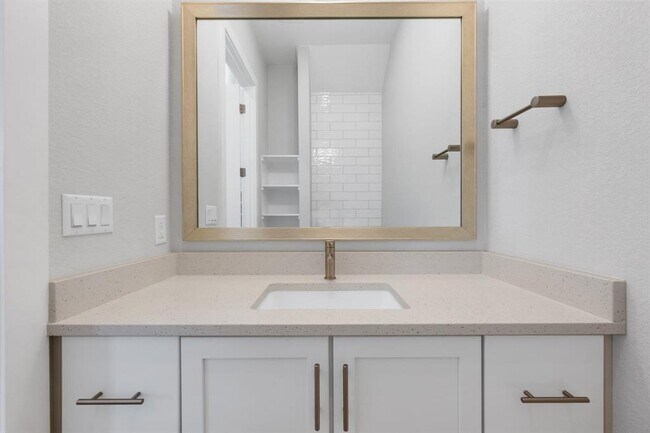 Building Photo - 4323 Spicewood Springs Rd