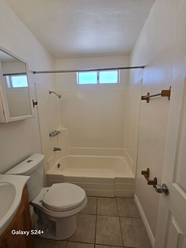 Building Photo - Ocotillo Ave Apt 5826-5828