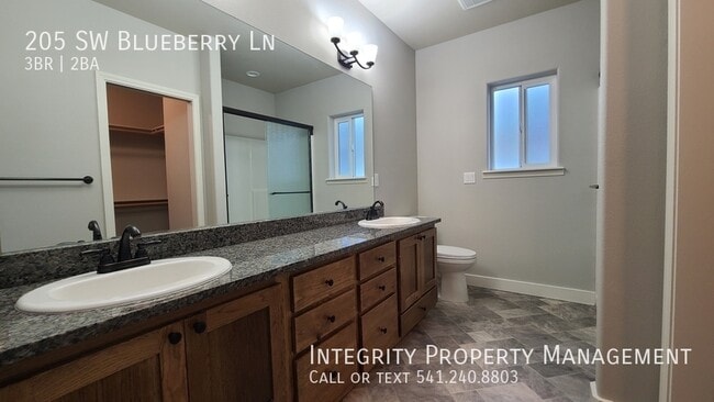 Building Photo - 205 SW Blueberry Ln