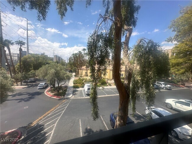 Building Photo - 270 E Flamingo Rd