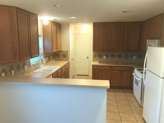 Building Photo - 17406 Hoover Gardens Dr