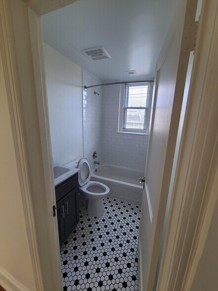 Building Photo - 5040-5040 New Hampshire Ave NW