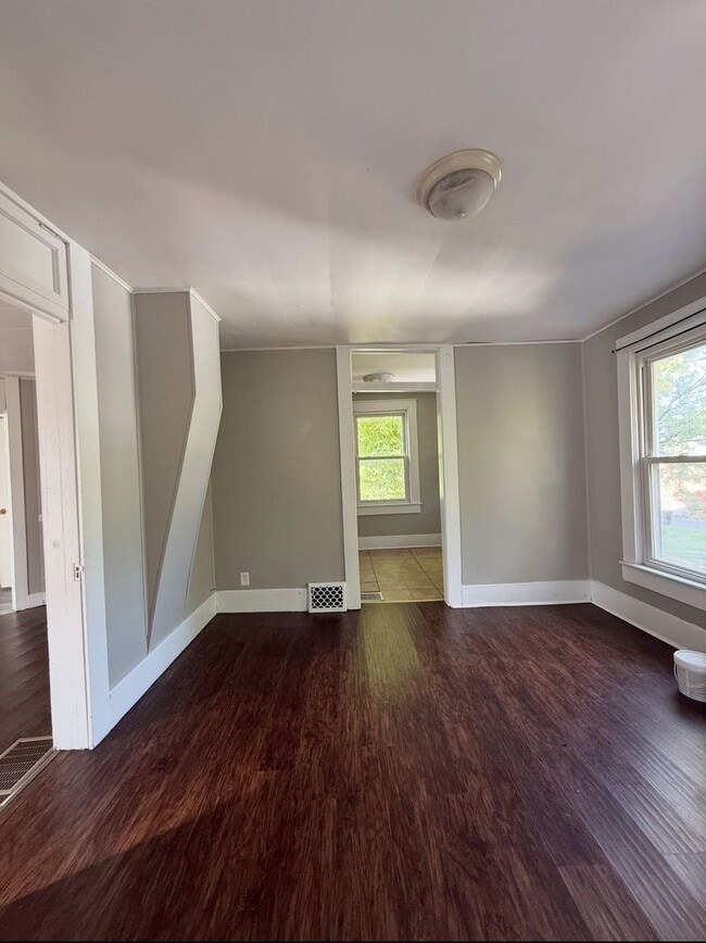 Building Photo - Upstairs 2 Bedroom 1 Bath