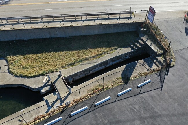 Building Photo - 825 Scenic Hwy