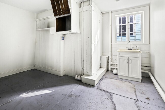 Building Photo - 165 Alix St