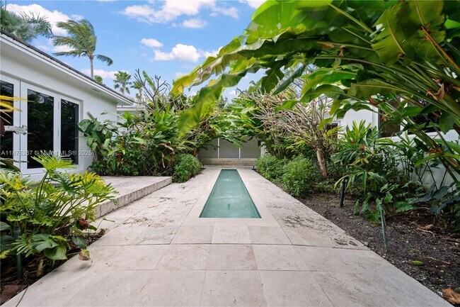 Building Photo - 625 E Dilido Dr