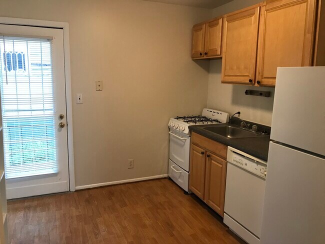 Building Photo - 860 Monroe Dr NE