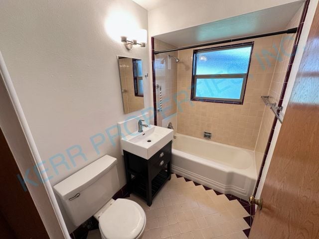 Building Photo - Charming 2-Bed Oasis with 1,111 Sq Ft of Comfort in Vibrant SE Portland!