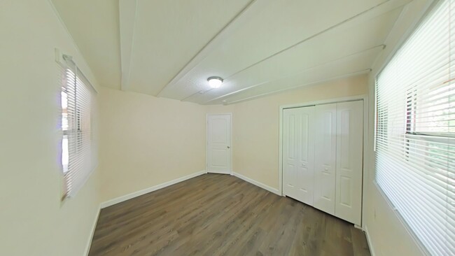 Building Photo - Beautiful 2/1 Duplex - Convenient Location