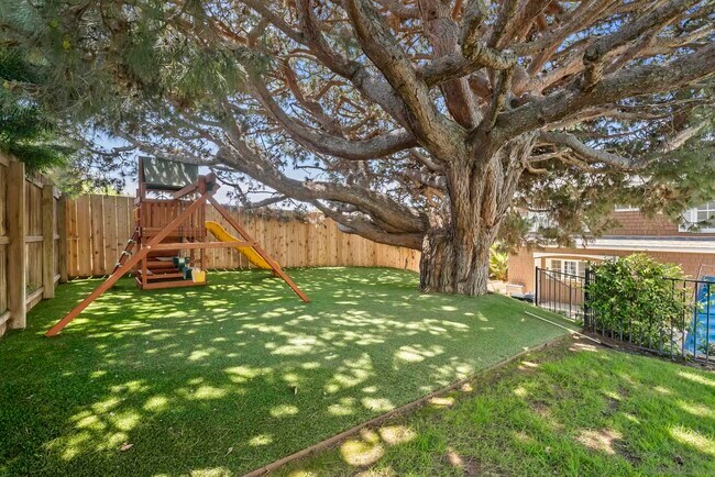Building Photo - 512 S Granados Ave