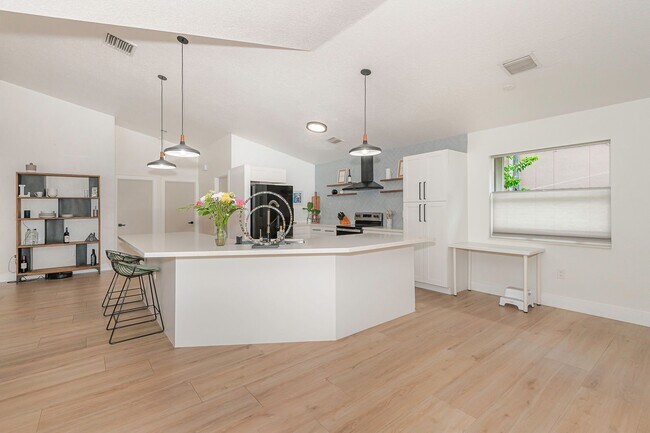 Building Photo - Exquisite Pool Home in Alhambra – Pembroke...