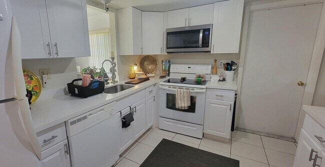 Building Photo - 1800 NE 39th Ct