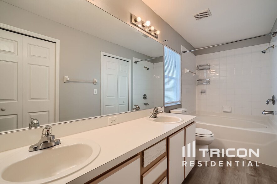 Building Photo - 11809 Brenford Crest Dr